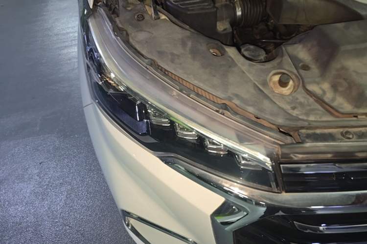Used SAIC MAXUS G20 2020 2.0T Gasoline Automatic Luxury Edition Right Front Headlight