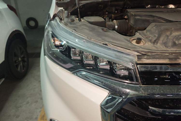 Used SAIC MAXUS G20 2020 2.0T Gasoline Automatic Luxury Executive Edition Right Front Headlight