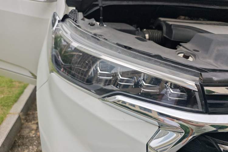 Used SAIC MAXUS G20 2020 2.0T Gasoline Automatic ZhiZun Edition Right Front Headlight