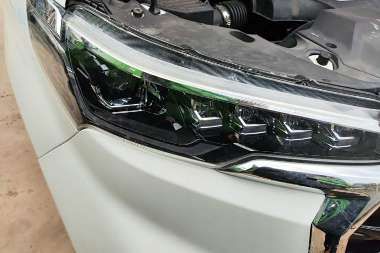 Used SAIC MAXUS G20 2020 2.0T Gasoline Automatic Prestige Executive Version Right Front Headlight