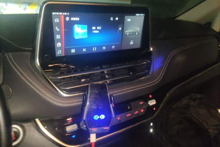 Used SAIC MAXUS G20 2021 PLUS 2.0T Gasoline Automatic Luxury Edition Audio And AC Panel