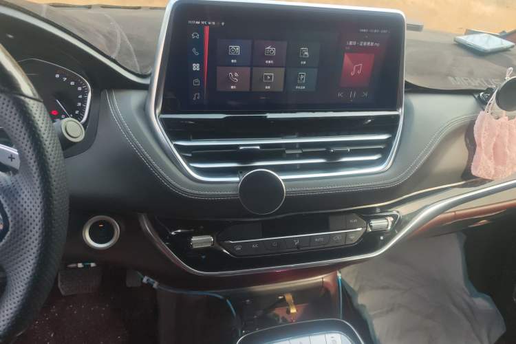 Used SAIC MAXUS G20 2021 Facelifted PLUS 2.0T Gasoline Automatic Luxury Edition Audio And AC Panel