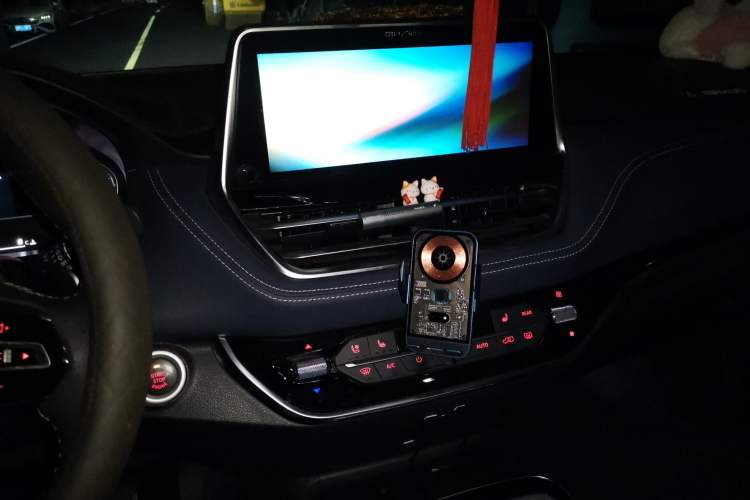 Used SAIC MAXUS G20 2021 PLUS 2.0T Gasoline Automatic Luxury Edition Audio And AC Panel