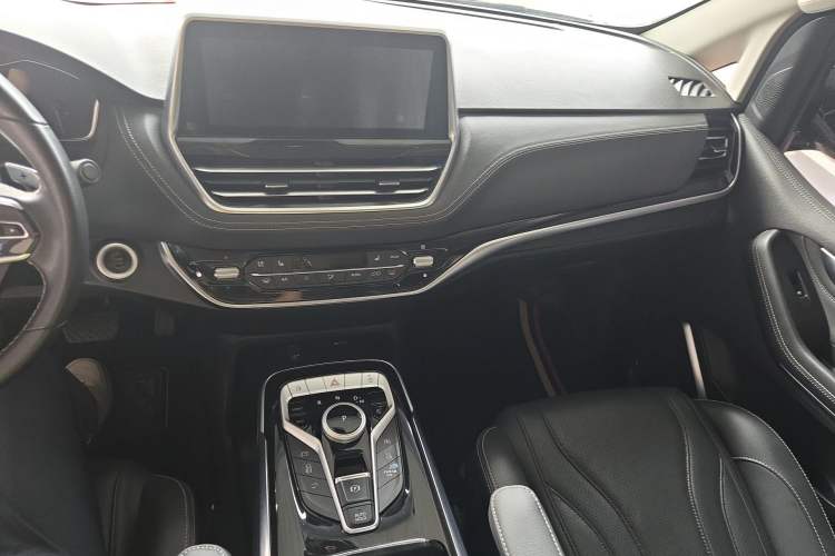 Used SAIC MAXUS G20 2021 PLUS 2.0T Gasoline Automatic Luxury Edition Audio And AC Panel
