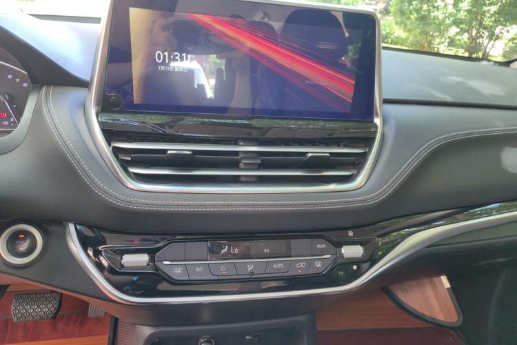 Used SAIC MAXUS G20 2021 Facelifted PLUS 2.0T Gasoline Automatic Luxury Edition Audio And AC Panel