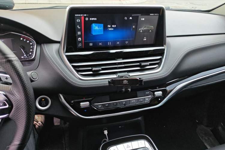 Used SAIC MAXUS G20 2021 Facelifted PLUS 2.0T Gasoline Automatic Luxury Edition Audio And AC Panel