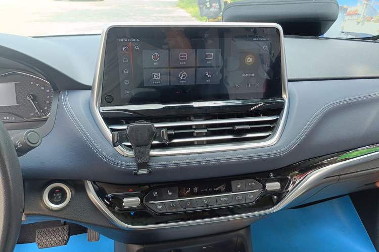 Used SAIC MAXUS G20 2021 PLUS 2.0T Gasoline Automatic Prestige Executive Edition Audio And AC Panel