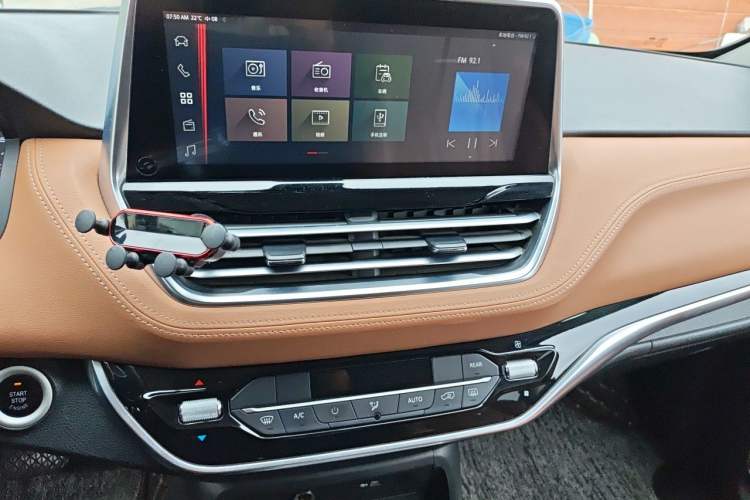 Used SAIC MAXUS G20 2021 Facelifted PLUS 2.0T Gasoline Automatic Luxury Edition Audio And AC Panel