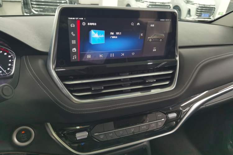 Used SAIC MAXUS G20 2021 Facelifted PLUS 2.0T Gasoline Automatic Luxury Edition Audio And AC Panel