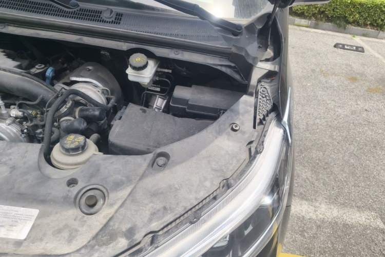 Used SAIC MAXUS G20 2021 PLUS 2.0T Gasoline Automatic Luxury Edition Engine Bay Left