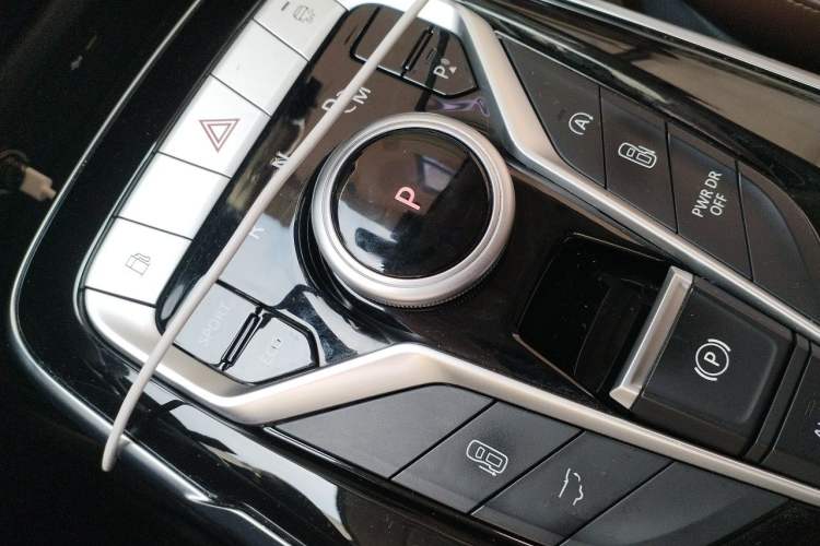 Used SAIC MAXUS G20 2021 PLUS 2.0T Gasoline Automatic Luxury Executive Edition Gear Lever