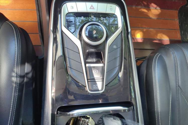 Used SAIC MAXUS G20 2021 Facelifted PLUS 2.0T Gasoline Automatic Luxury Edition Gear Lever