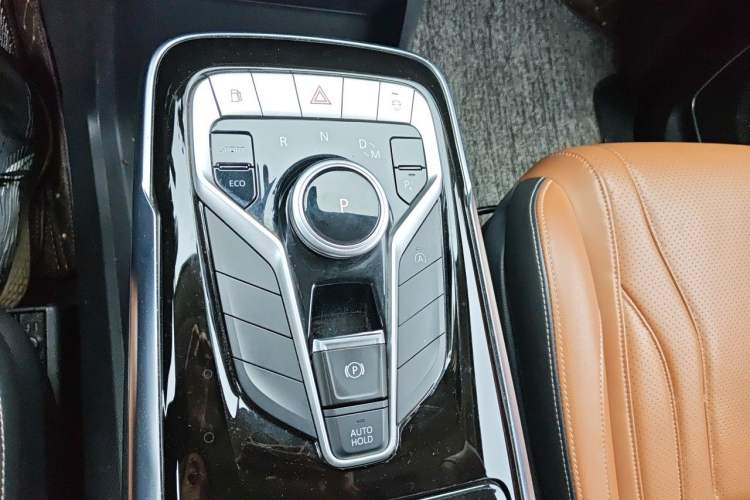 Used SAIC MAXUS G20 2021 Facelifted PLUS 2.0T Gasoline Automatic Luxury Edition Gear Lever