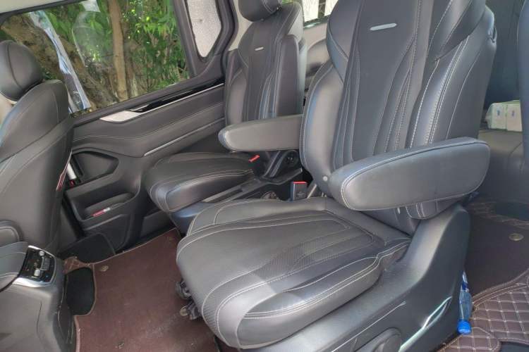 Used SAIC MAXUS G20 2021 Facelifted PLUS 2.0T Gasoline Automatic Luxury Edition Left Rear Seat