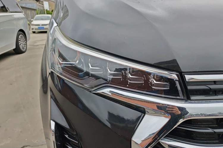 Used SAIC MAXUS G20 2021 Facelifted PLUS 2.0T Gasoline Automatic Luxury Edition Right Front Headlight