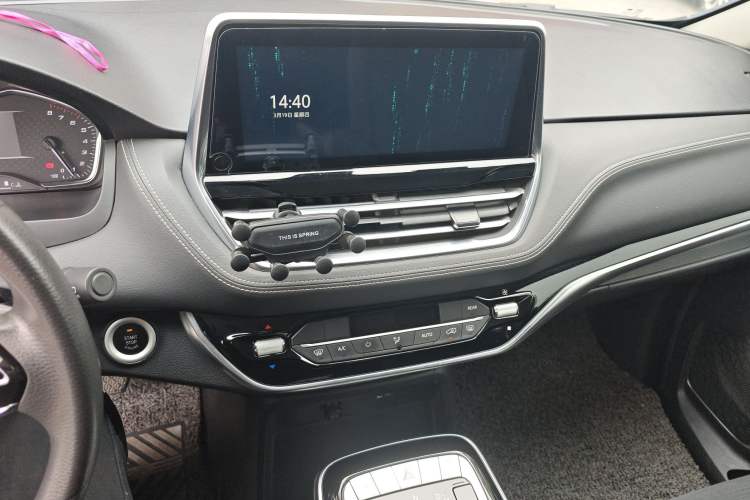 Used SAIC MAXUS G20 2021 Facelifted PLUS 2.0T Gasoline Automatic Luxury Edition Audio And AC Panel