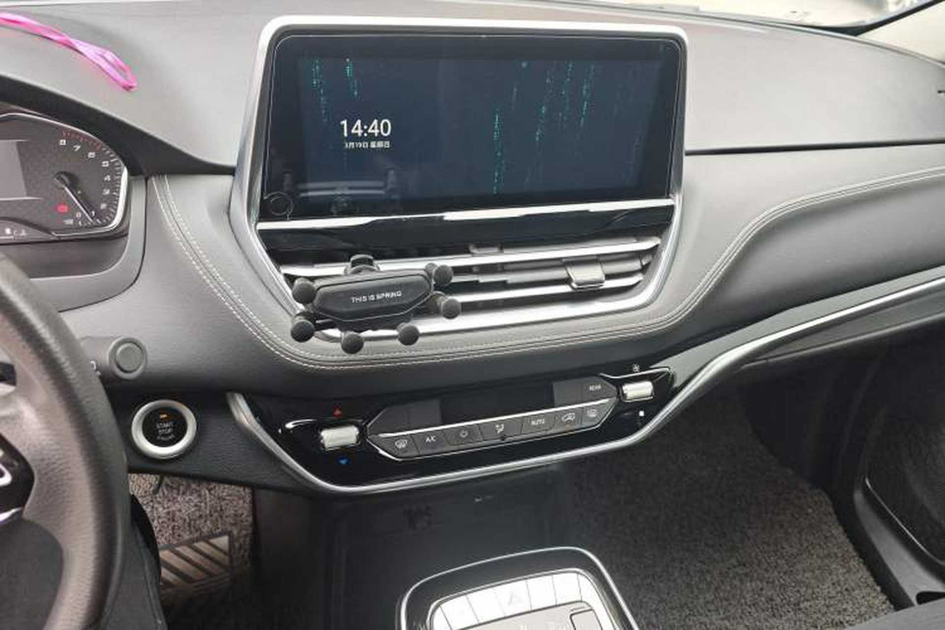 Used SAIC MAXUS G20 2021 Facelifted PLUS 2.0T Gasoline Automatic Luxury Edition Audio And AC Panel