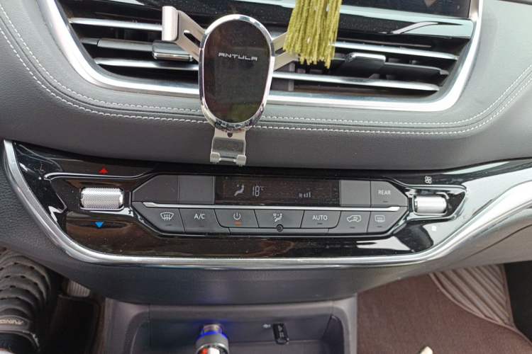 Used SAIC MAXUS G20 2021 PLUS 2.0T Gasoline Automatic Executive Edition Audio And AC Panel