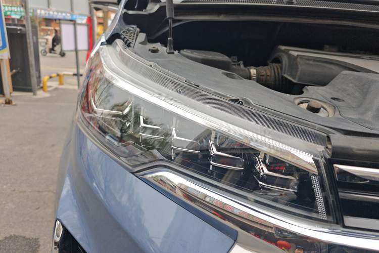 Used SAIC MAXUS G20 2021 Facelifted PLUS 2.0T Gasoline Automatic Luxury Edition Right Front Headlight