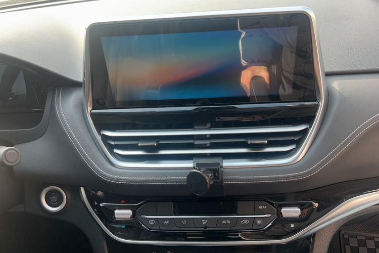 Used SAIC MAXUS G20 2021 Facelifted PLUS 2.0T Diesel Automatic Luxury Edition Audio And AC Panel