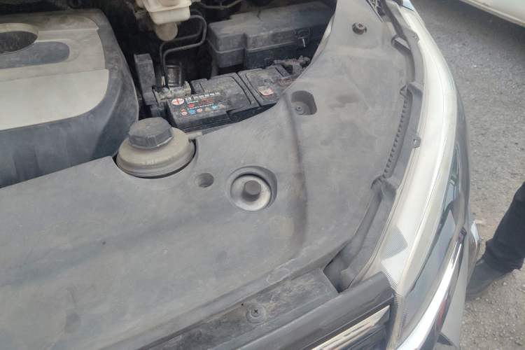 Used SAIC MAXUS G20 2021 PLUS 2.0T Gasoline Automatic Executive Edition Engine Bay Left