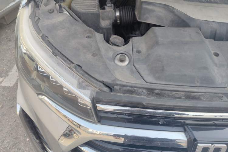 Used SAIC MAXUS G20 2021 PLUS 2.0T Gasoline Automatic Executive Edition Engine Bay Right