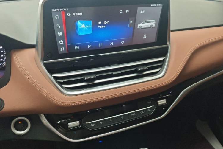 Used SAIC MAXUS G20 2021 PLUS 2.0T Gasoline Automatic Luxury Edition Audio And AC Panel