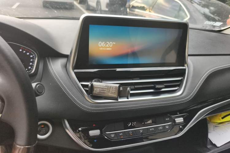 Used SAIC MAXUS G20 2021 Facelifted PLUS 2.0T Gasoline Automatic Luxury Edition Audio And AC Panel