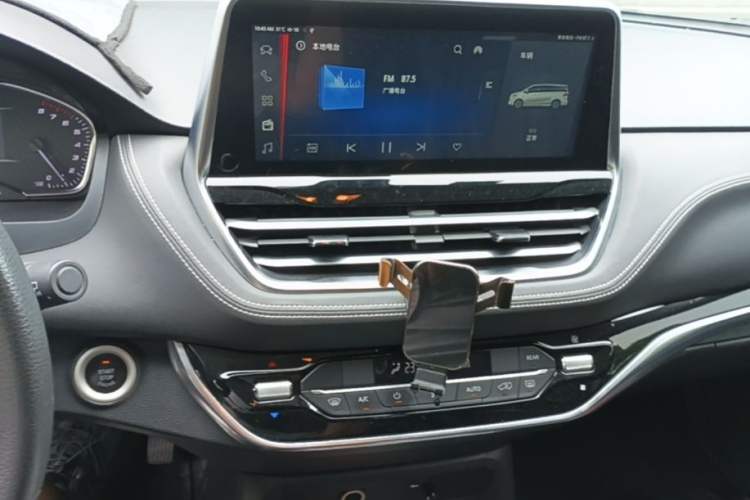 Used SAIC MAXUS G20 2021 Facelifted PLUS 2.0T Gasoline Automatic Luxury Edition Audio And AC Panel