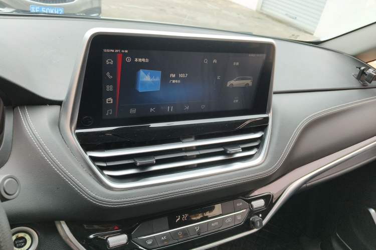 Used SAIC MAXUS G20 2021 Facelifted PLUS 2.0T Gasoline Automatic Luxury Edition Audio And AC Panel