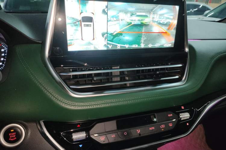 Used SAIC MAXUS G20 2021 Facelifted PLUS 2.0T Gasoline Automatic Luxury Edition Audio And AC Panel