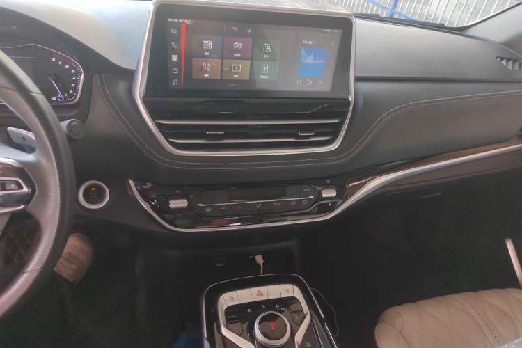 Used SAIC MAXUS G20 2021 PLUS 2.0T Gasoline Automatic Luxury Edition Audio And AC Panel