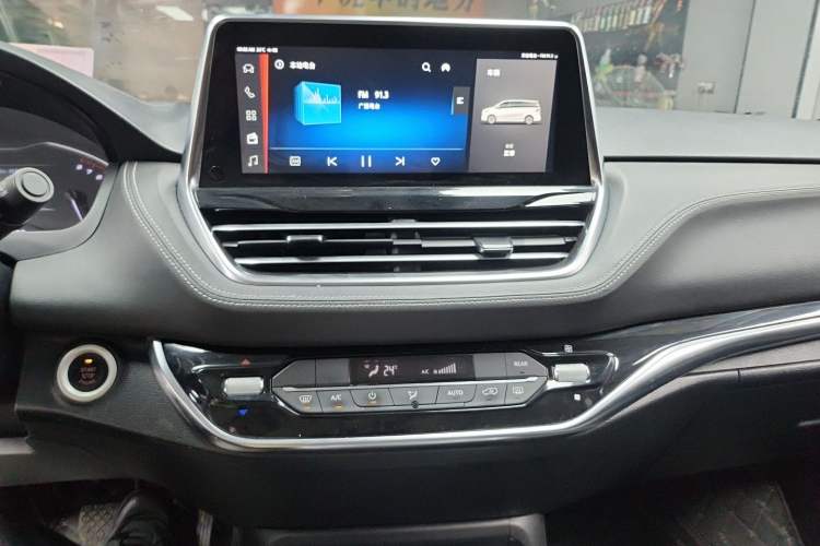 Used SAIC MAXUS G20 2021 Facelifted PLUS 2.0T Gasoline Automatic Luxury Edition Audio And AC Panel