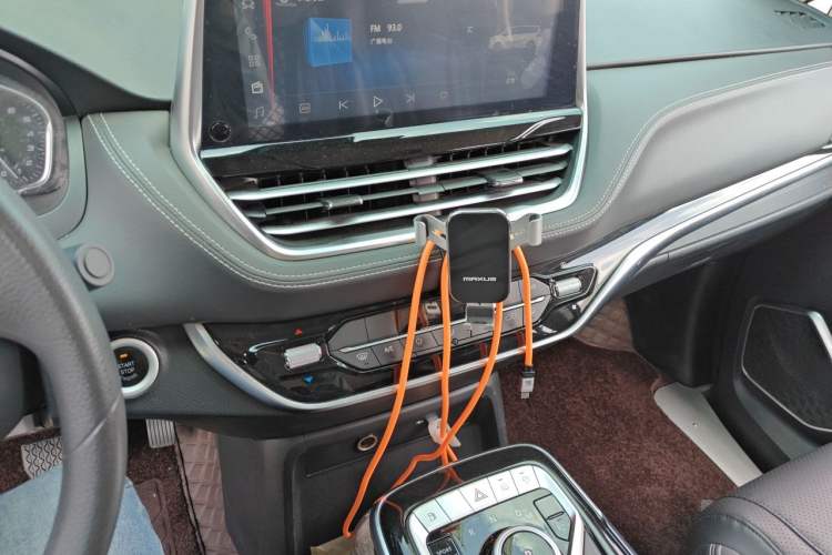 Used SAIC MAXUS G20 2021 Facelifted PLUS 2.0T Gasoline Automatic Luxury Edition Audio And AC Panel