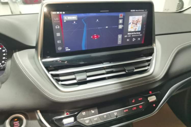 Used SAIC MAXUS G20 2021 PLUS 2.0T Gasoline Automatic Luxury Edition Audio And AC Panel