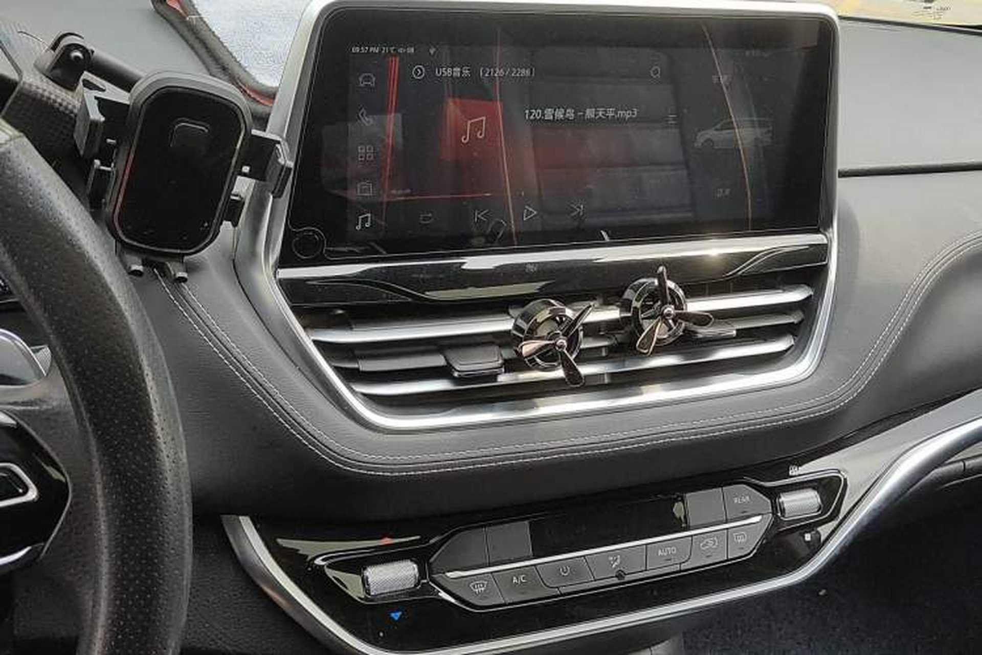 Used SAIC MAXUS G20 2021 Facelifted PLUS 2.0T Gasoline Automatic Luxury Edition Audio And AC Panel