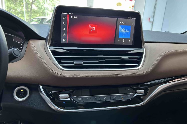 Used SAIC MAXUS G20 2021 Facelifted PLUS 2.0T Gasoline Automatic Luxury Edition Audio And AC Panel