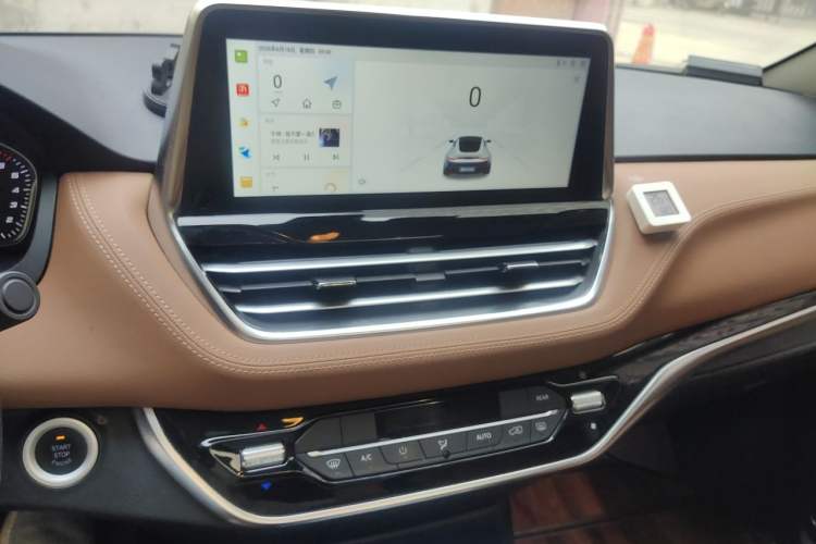 Used SAIC MAXUS G20 2021 Facelifted PLUS 2.0T Gasoline Automatic Luxury Edition Audio And AC Panel