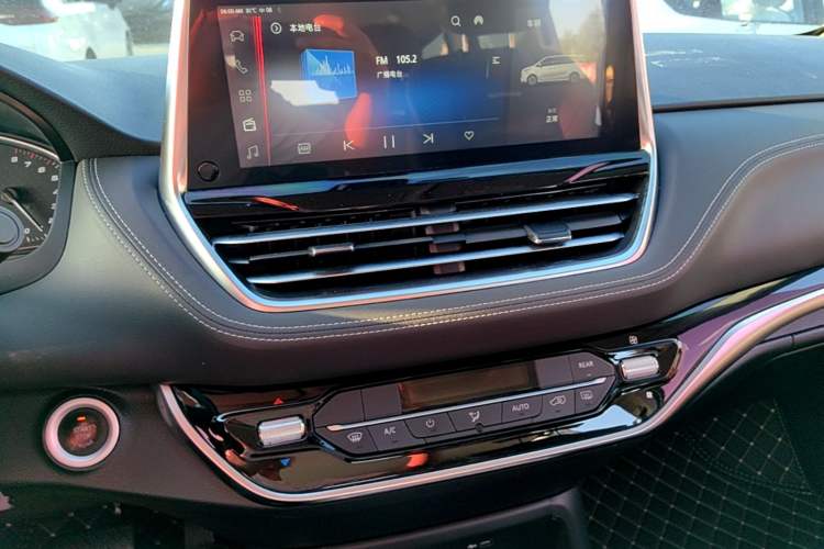 Used SAIC MAXUS G20 2021 Facelifted PLUS 2.0T Gasoline Automatic Luxury Edition Audio And AC Panel