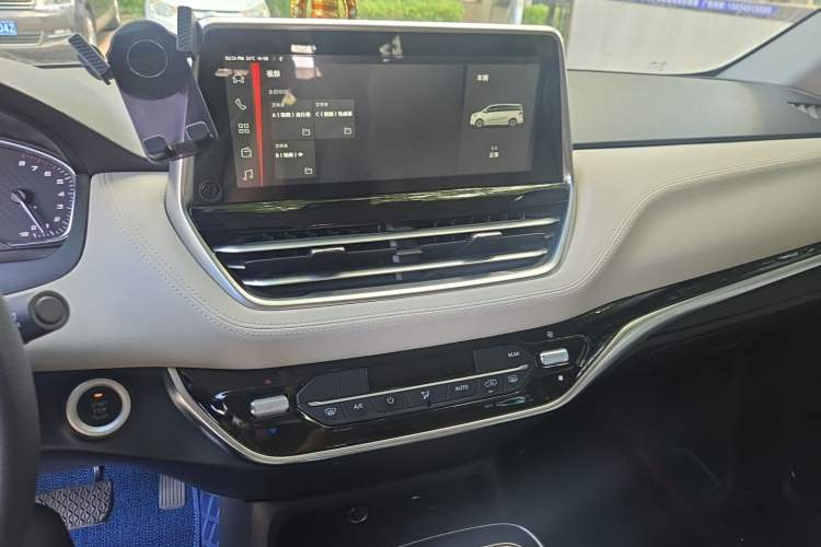 Used SAIC MAXUS G20 2021 Facelifted PLUS 2.0T Gasoline Automatic Luxury Edition Audio And AC Panel