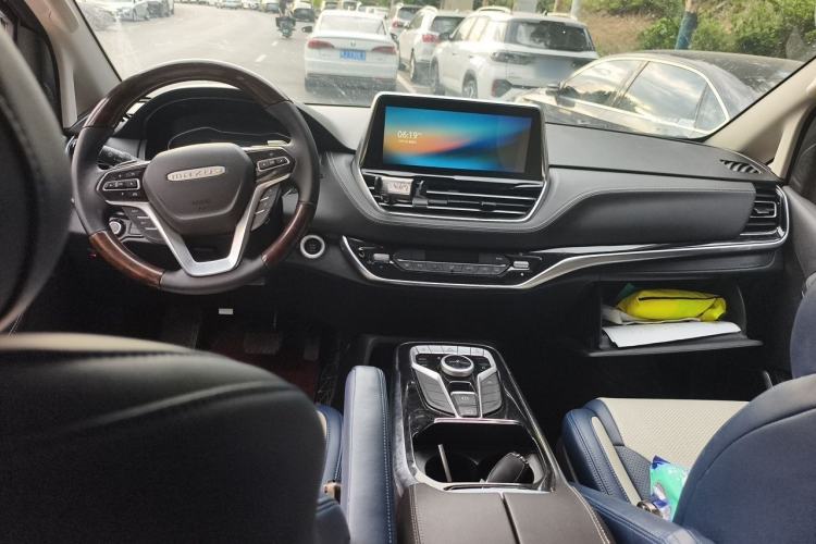 Used SAIC MAXUS G20 2021 Facelifted PLUS 2.0T Gasoline Automatic Luxury Edition Center Console
