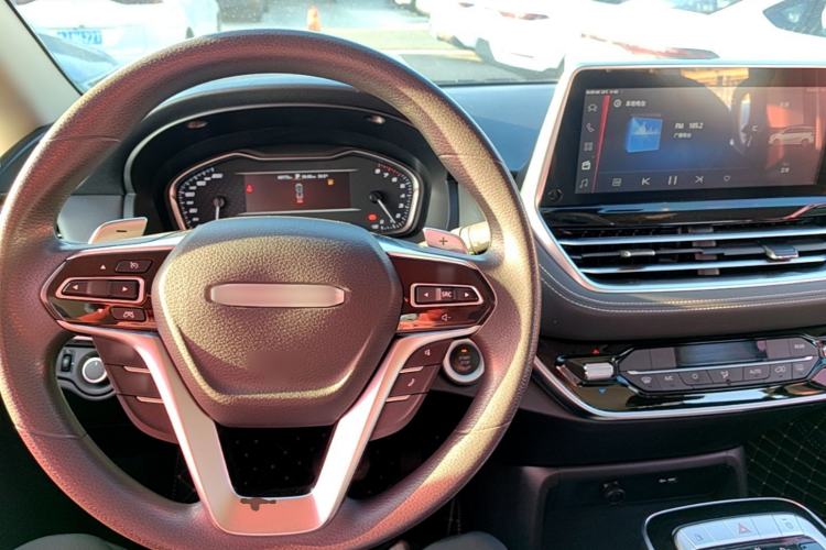 Used SAIC MAXUS G20 2021 Facelifted PLUS 2.0T Gasoline Automatic Luxury Edition Center Console