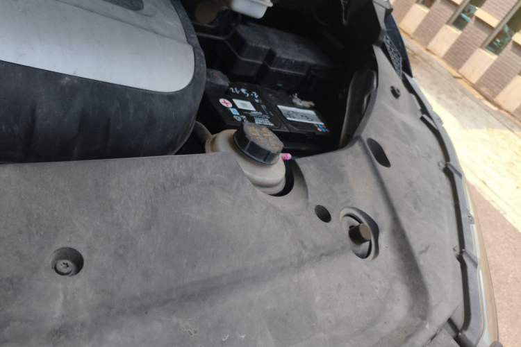 Used SAIC MAXUS G20 2021 PLUS 2.0T Gasoline Automatic Executive Edition Engine Bay Left