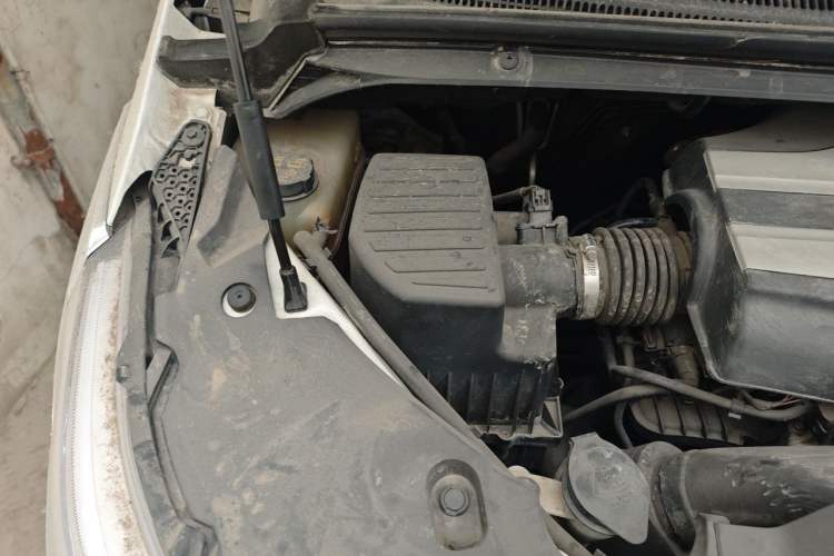 Used SAIC MAXUS G20 2021 PLUS 2.0T Gasoline Automatic Luxury Edition Engine Bay Right