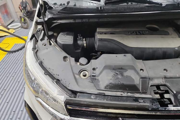 Used SAIC MAXUS G20 2021 Facelifted PLUS 2.0T Gasoline Automatic Luxury Edition Engine Bay Right