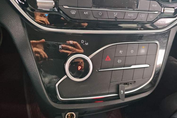 Used SAIC MAXUS G20 2021 Facelifted PLUS 2.0T Diesel Automatic Luxury Edition Gear Lever