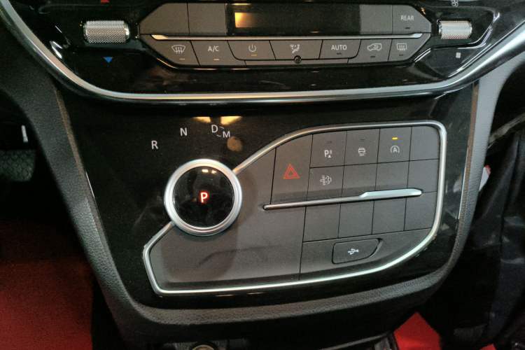 Used SAIC MAXUS G20 2021 Facelifted PLUS 2.0T Diesel Automatic Luxury Edition Gear Lever