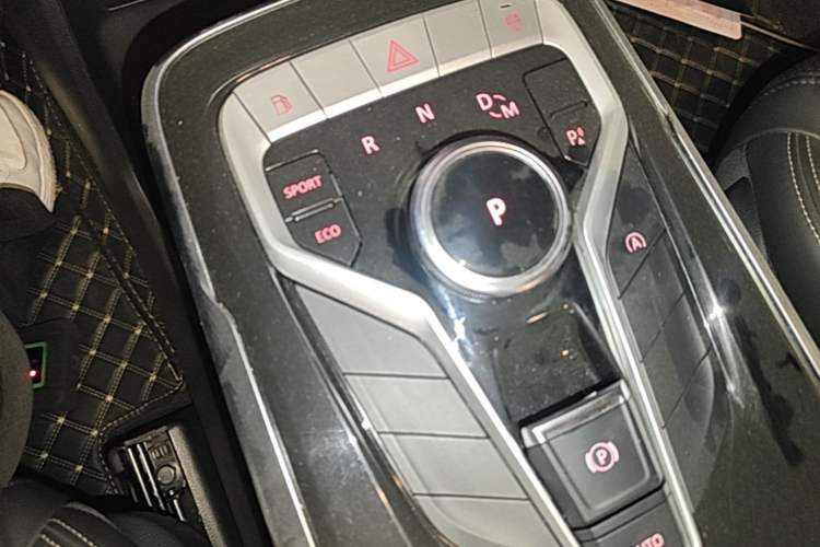 Used SAIC MAXUS G20 2021 Facelifted PLUS 2.0T Gasoline Automatic Luxury Edition Gear Lever