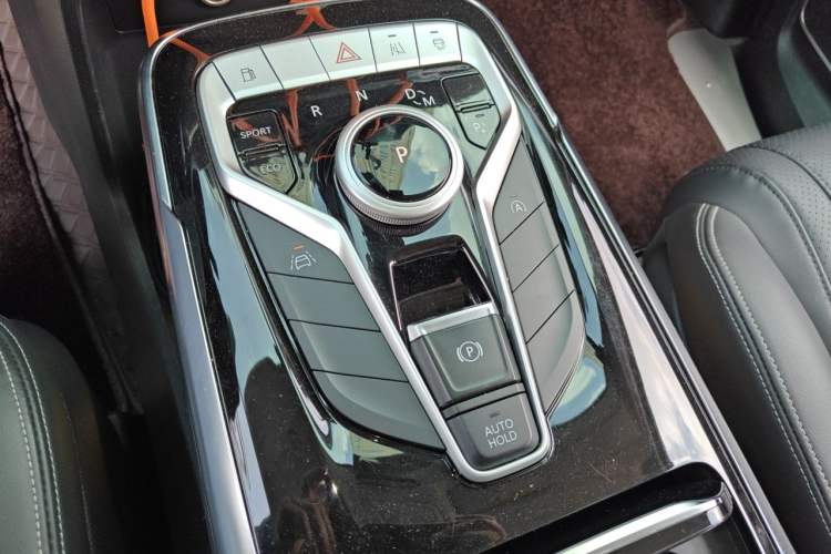Used SAIC MAXUS G20 2021 Facelifted PLUS 2.0T Gasoline Automatic Luxury Edition Gear Lever