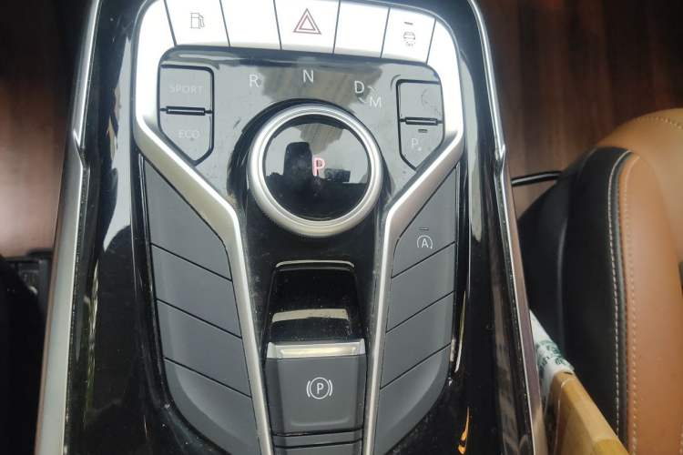 Used SAIC MAXUS G20 2021 Facelifted PLUS 2.0T Gasoline Automatic Luxury Edition Gear Lever